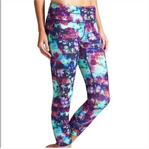 Athleta Floral Fade Sonar Capri Leggings in Heavenly Hail